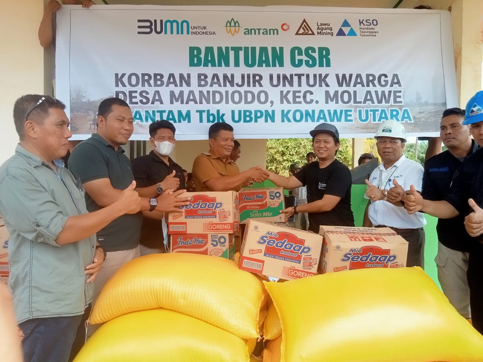 PT LAM, PT Antam UBPN Konut dan KSO MTT Salurkan Bantuan Sembako Kepada Warga Terdampak Banjir di Mandiodo