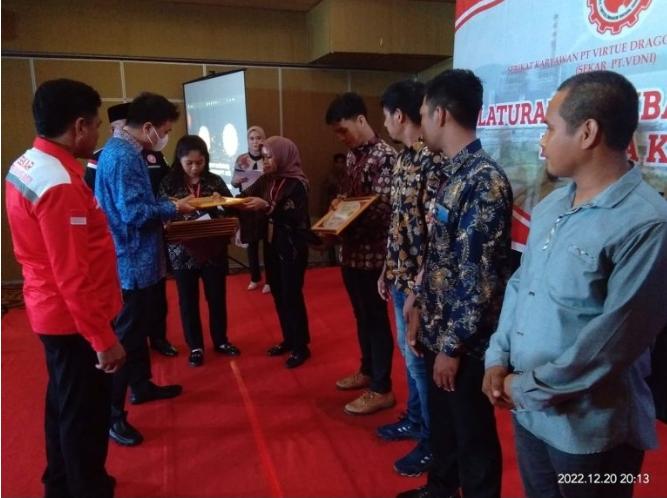 Serikat Karyawan PT VDNI dan PT OSS Beri Penghargaan Kepada 16 Karyawan Berprestasi