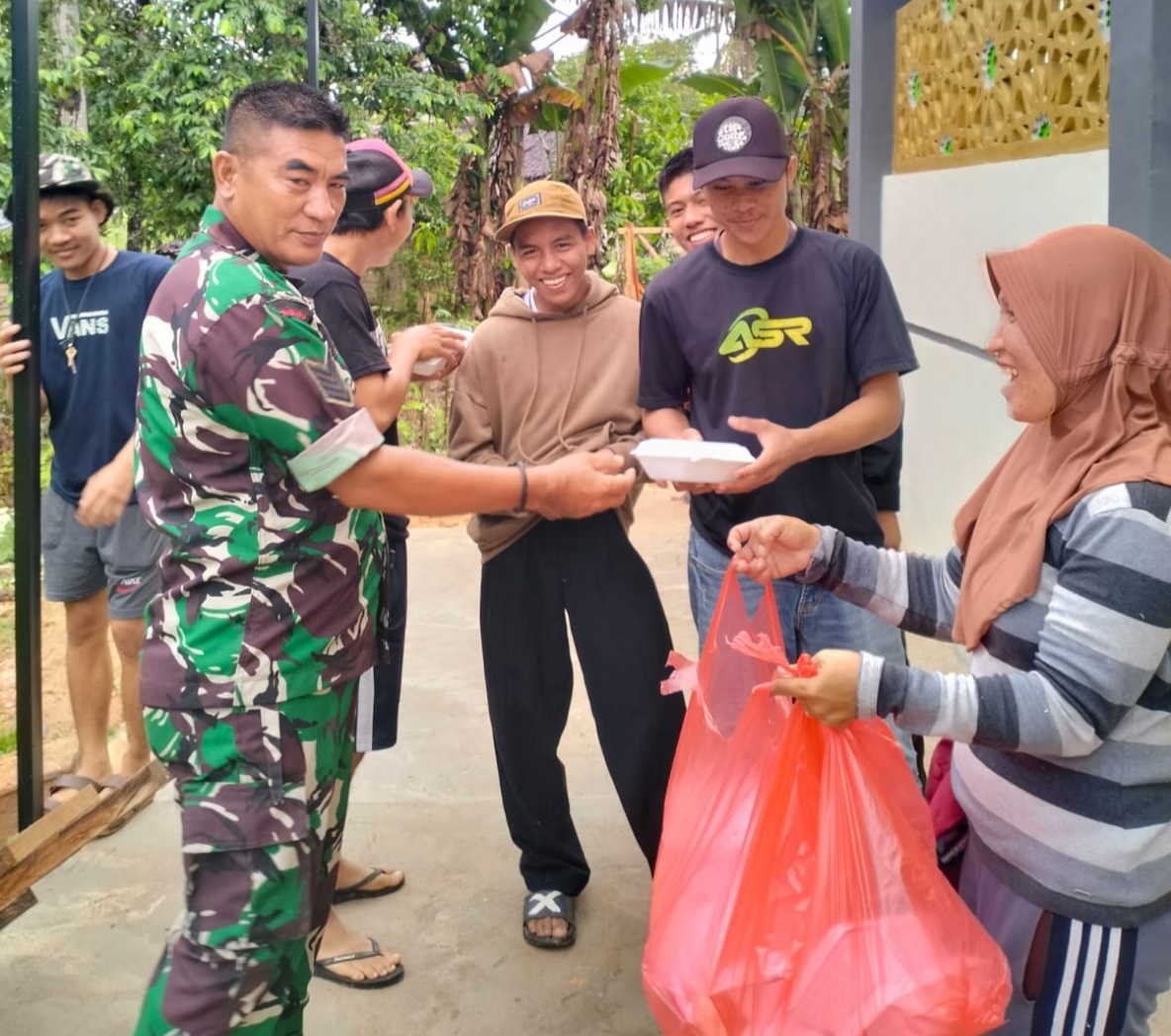 Berkah Ramadhan, Kodim 1430/Konawe Utara Berbagi Takjil Buka Puasa Kepada Masyarakat