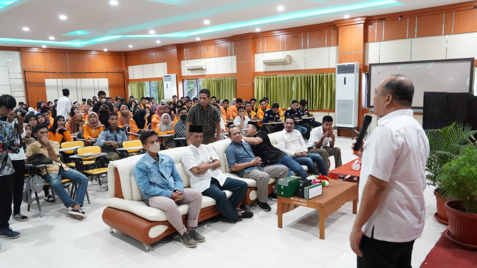 Ruksamin Jadi Pemateri Seminar Dihadapan Ratusan Calon Guru di Kampus FKIP UHO