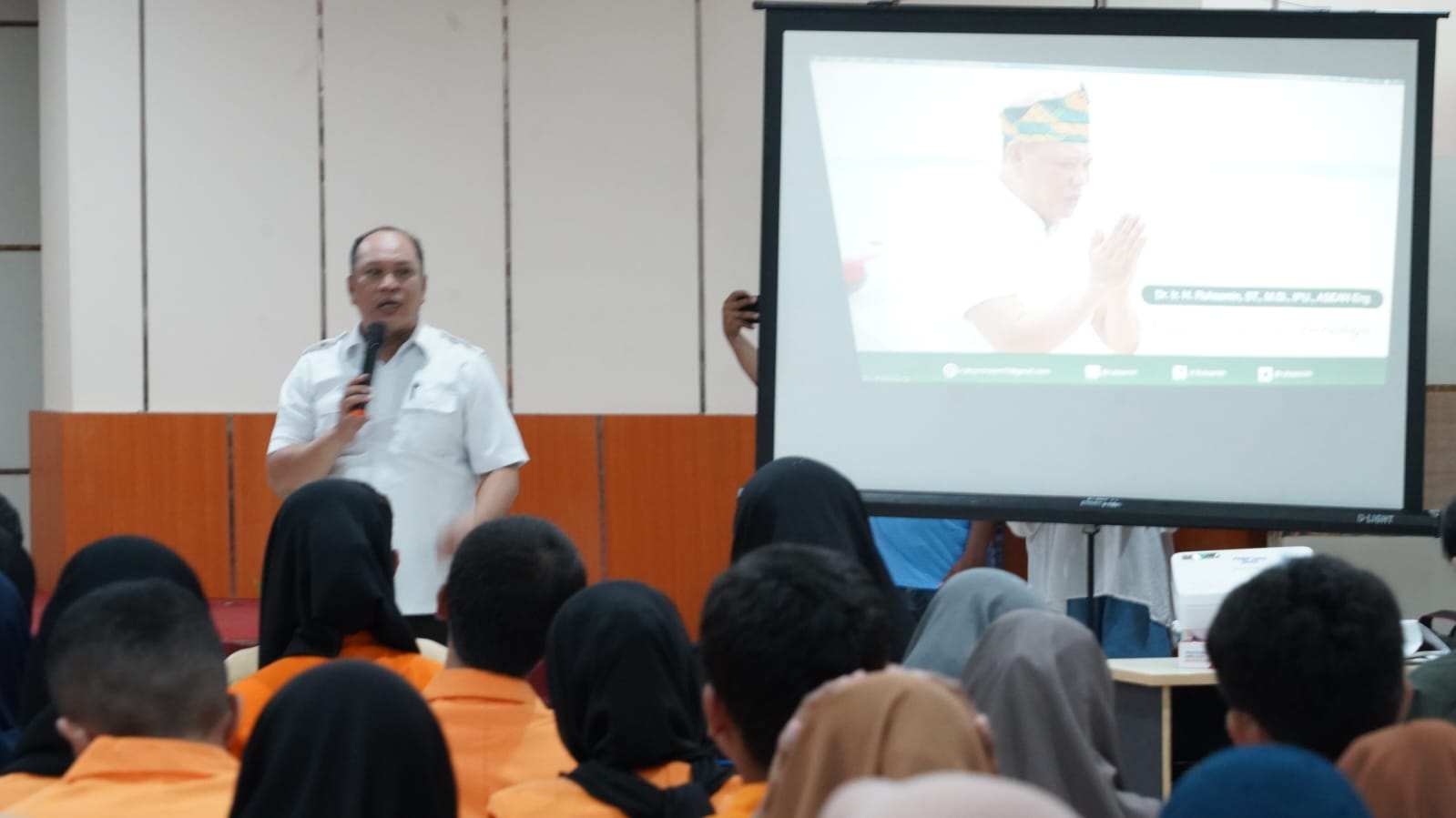 Ruksamin Jadi Pemateri Seminar Dihadapan Ratusan Calon Guru di Kampus FKIP UHO