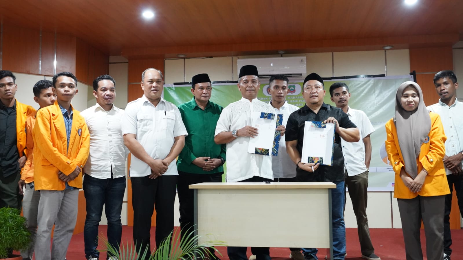 Ruksamin Jadi Pemateri Seminar Dihadapan Ratusan Calon Guru di Kampus FKIP UHO