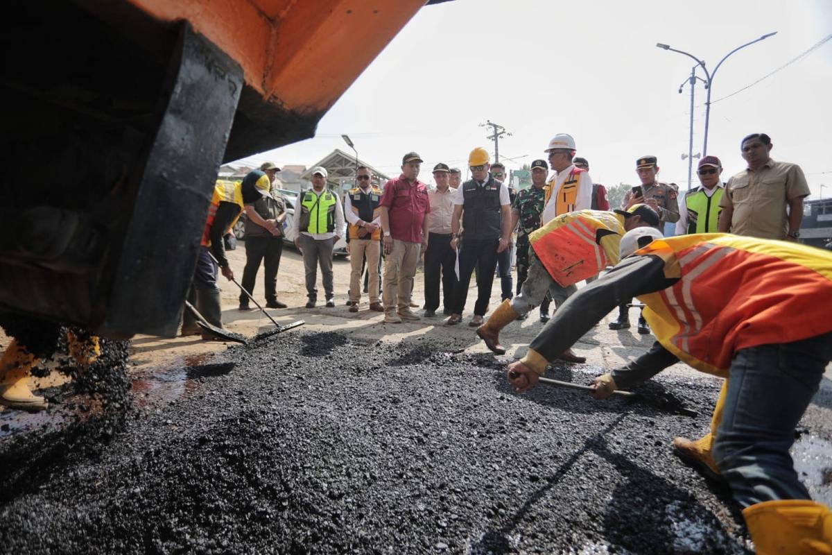 Ridwan Kamil Inspeksi Pengaspalan Jalan Provinsi di Bandung Barat