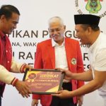 Ruksamin Diberi Gelar Alumni Kehormatan IKA Unhas