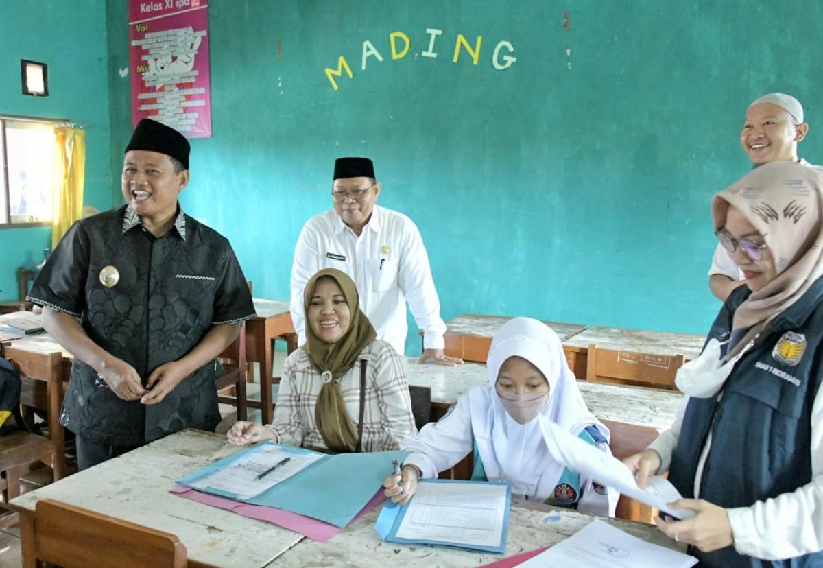 Wagub Uu Ruzhanul Tinjau Pelaksanaan PPDB SMA Negeri 1 Indramayu