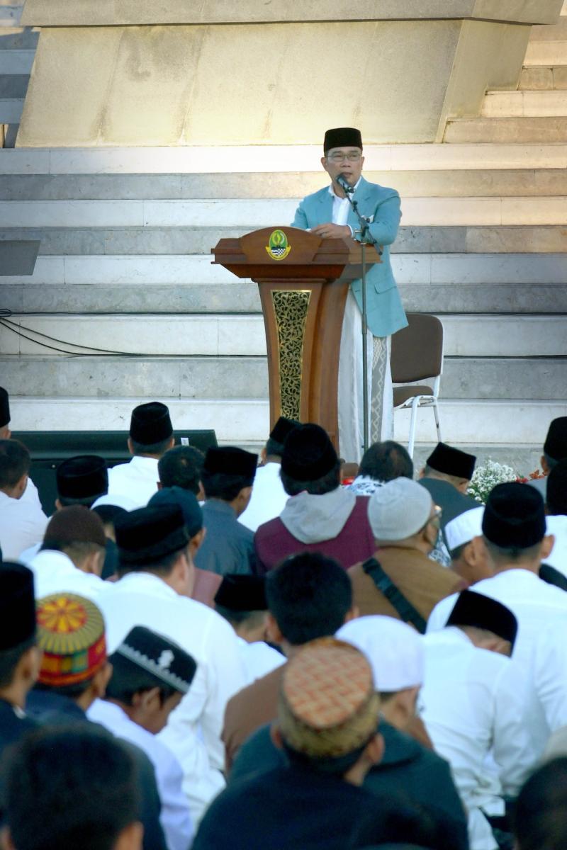 Gubernur Ridwan Kamil Salat Id di Masjid Raya Al Jabbar Kurban dua sapi bersama istri