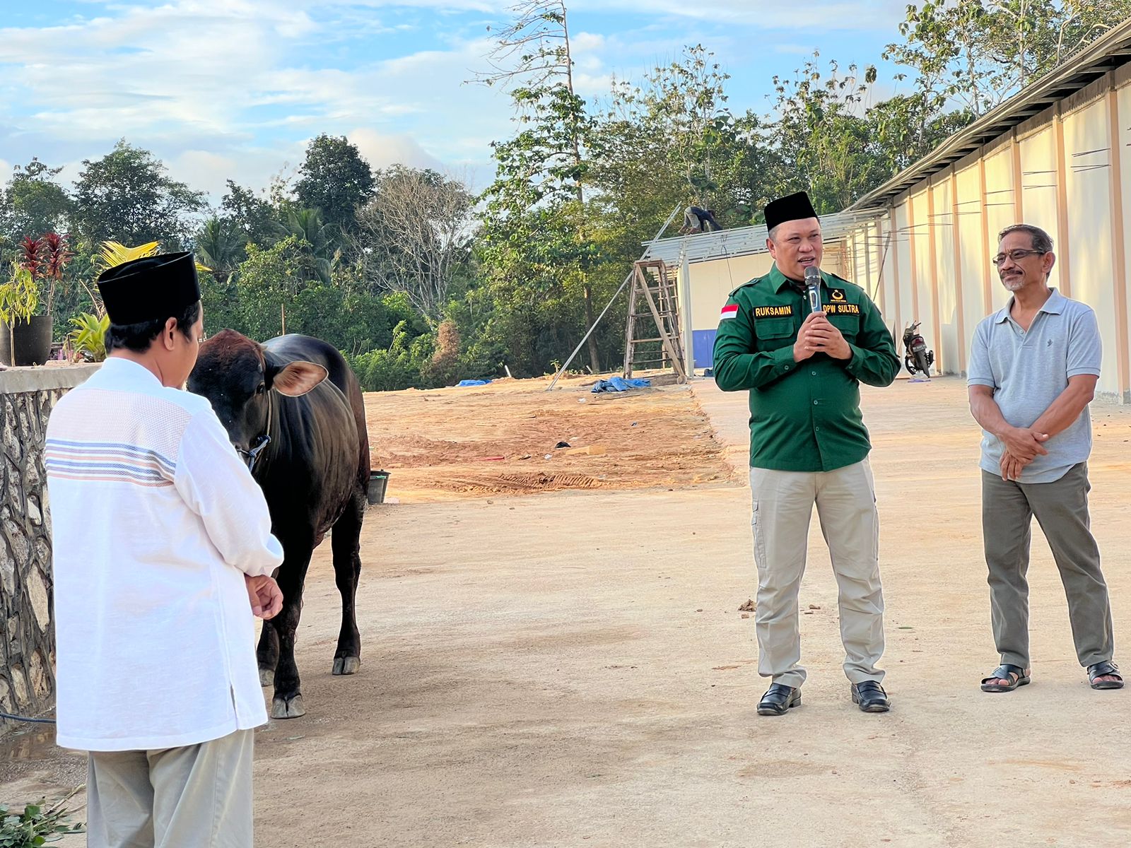 Ruksamin Serahkan Satu Ekor Sapi Kurban di Pondok Pensantren Hafidz Baitul Qur'an Al Askar Anduonohu