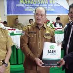 Ruksamin Bantu 5 Juta Setiap Posko KKN Mahasiswa IAIN KENDARI