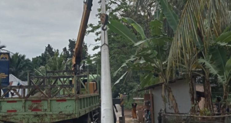 Atasi Permasalahan Listrik Warga, Kades Lamendora Sukses Dorong Pemasangan Jaringan Baru