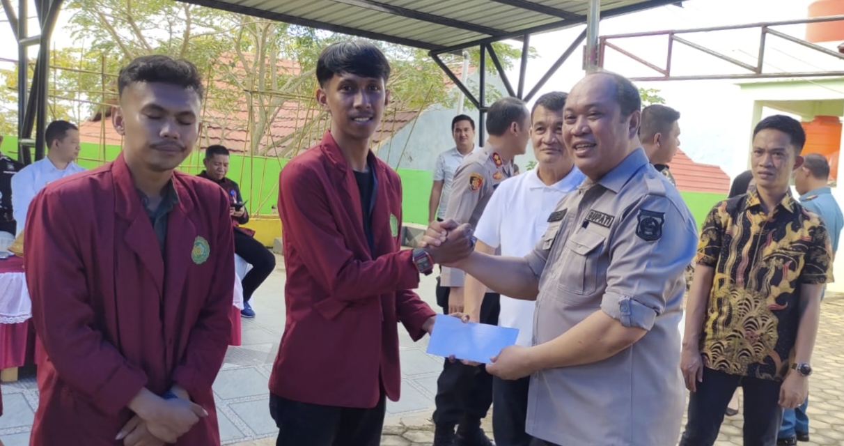 Mahasiswa KKA UMK Terima Bantuan Uang Tunai Dari Bupati, Wabup dan Ketua DPRD