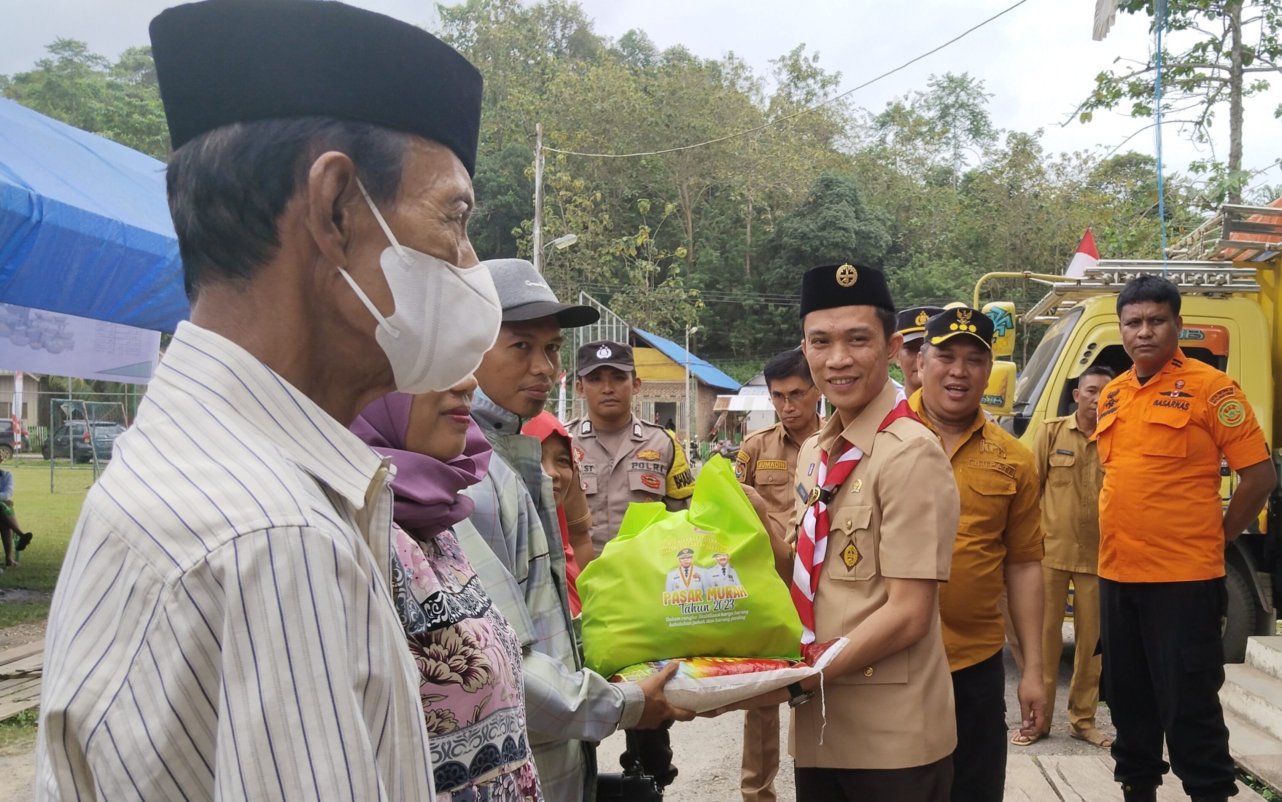 Ruksamin Buka Pasar Murah dan Bagikan 100 Paket Sembako Gratis Di Kecamatan Motui