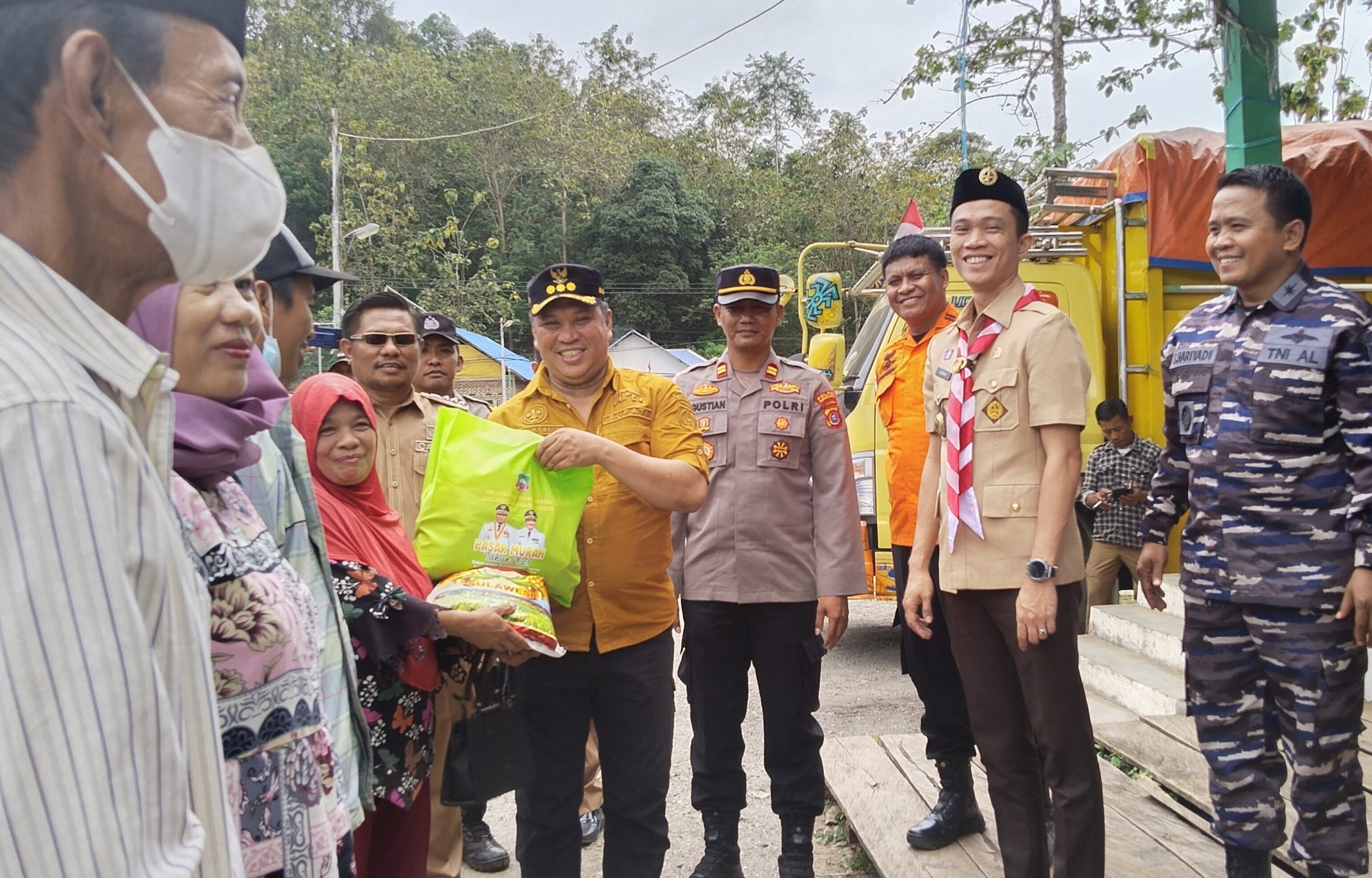 Ruksamin Buka Pasar Murah dan Bagikan 100 Paket Sembako Gratis Di Kecamatan Motui