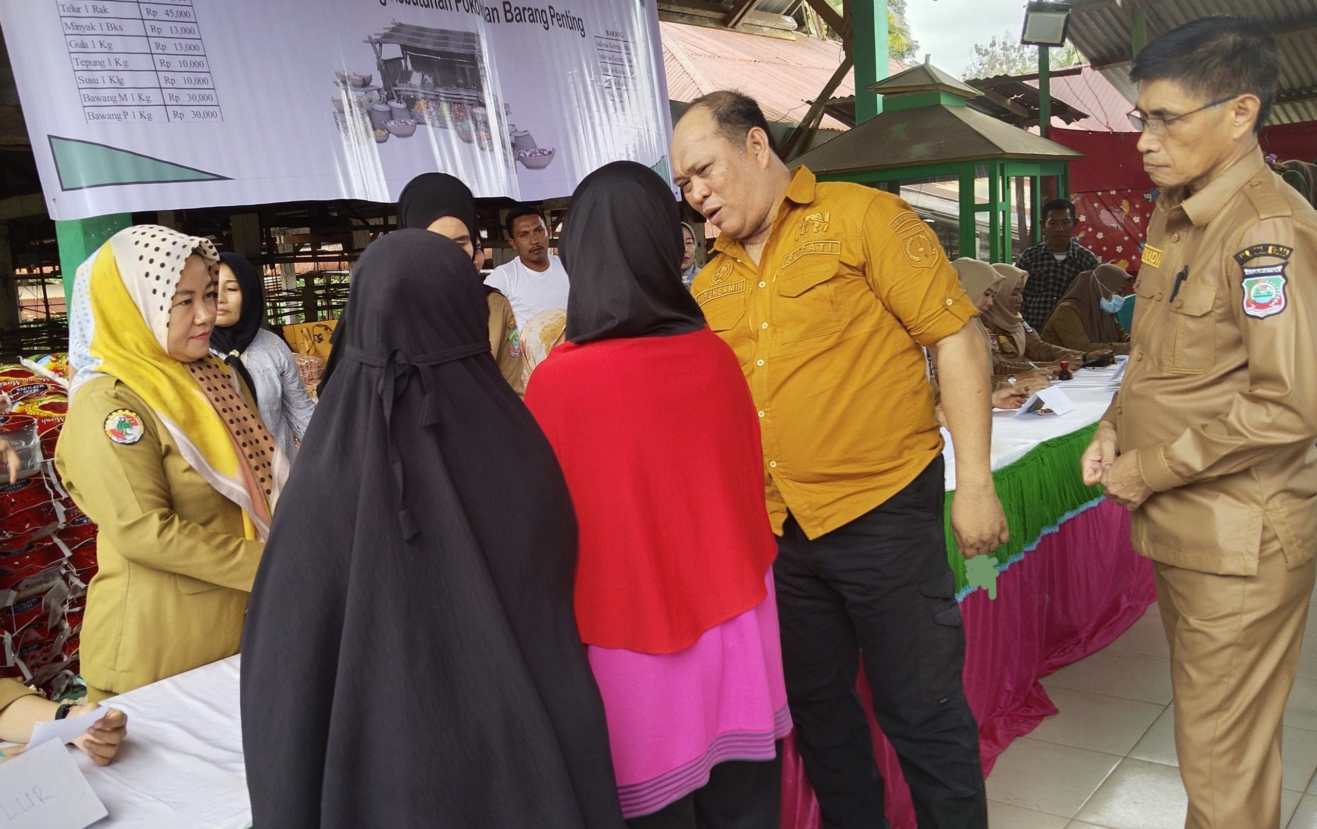 Ruksamin Buka Pasar Murah dan Bagikan 100 Paket Sembako Gratis Di Kecamatan Motui