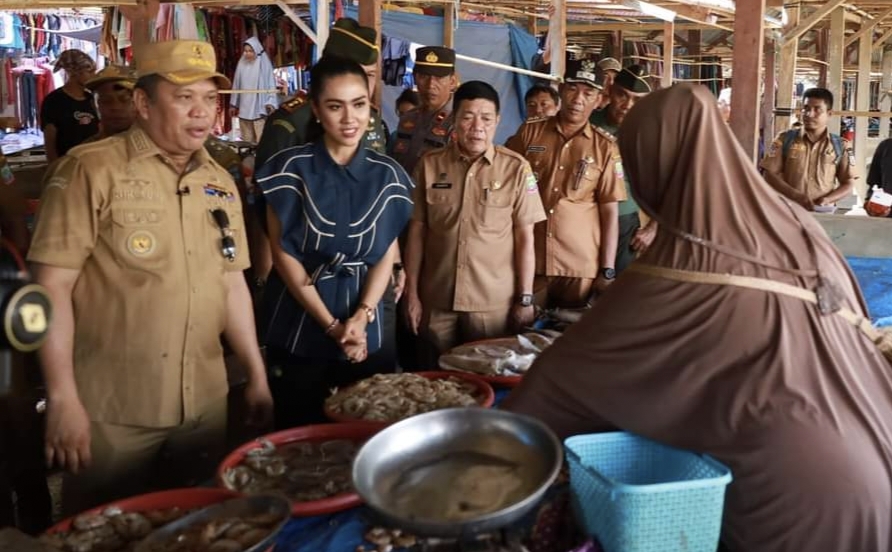 Ruksamin Sidak Pasar Molawe, Pastikan Harga Bahan Pokok Tetap Stabil