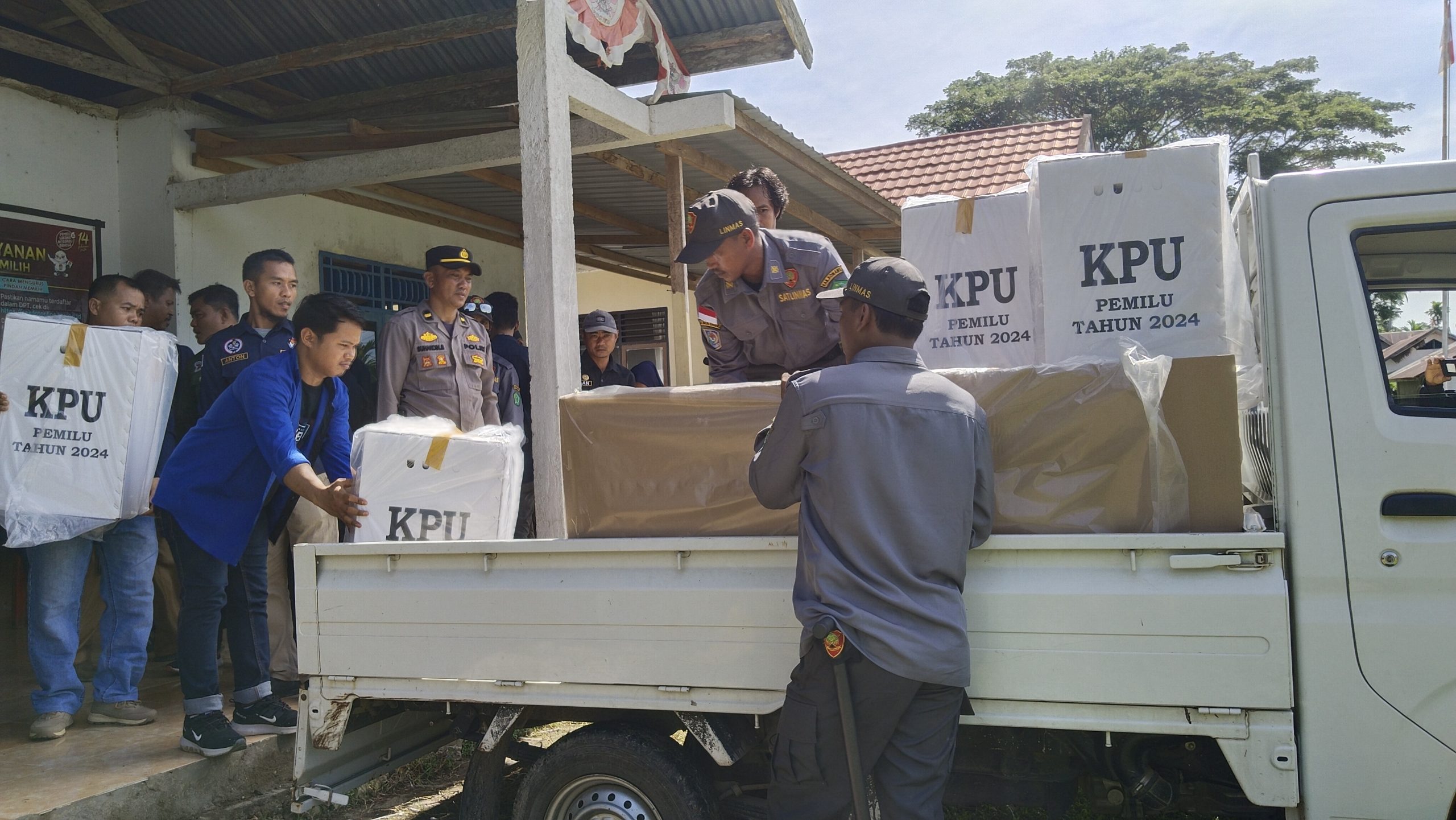 PPK Kecamatan Bondoala Sukses Salurkan Logistik Pemilu ke PPS