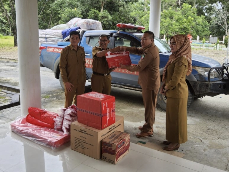 Respon Cepat, Kepala Dinas Sosial Konut Jemput Logistik Bantuan Untuk Para Korban Banjir