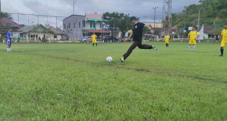 Tendangan Pertama Priyo Utomo ke Gawang Tandai Mulai Bergulirnya Kapolda Sultra Cup 2024 Zona Konawe Utara