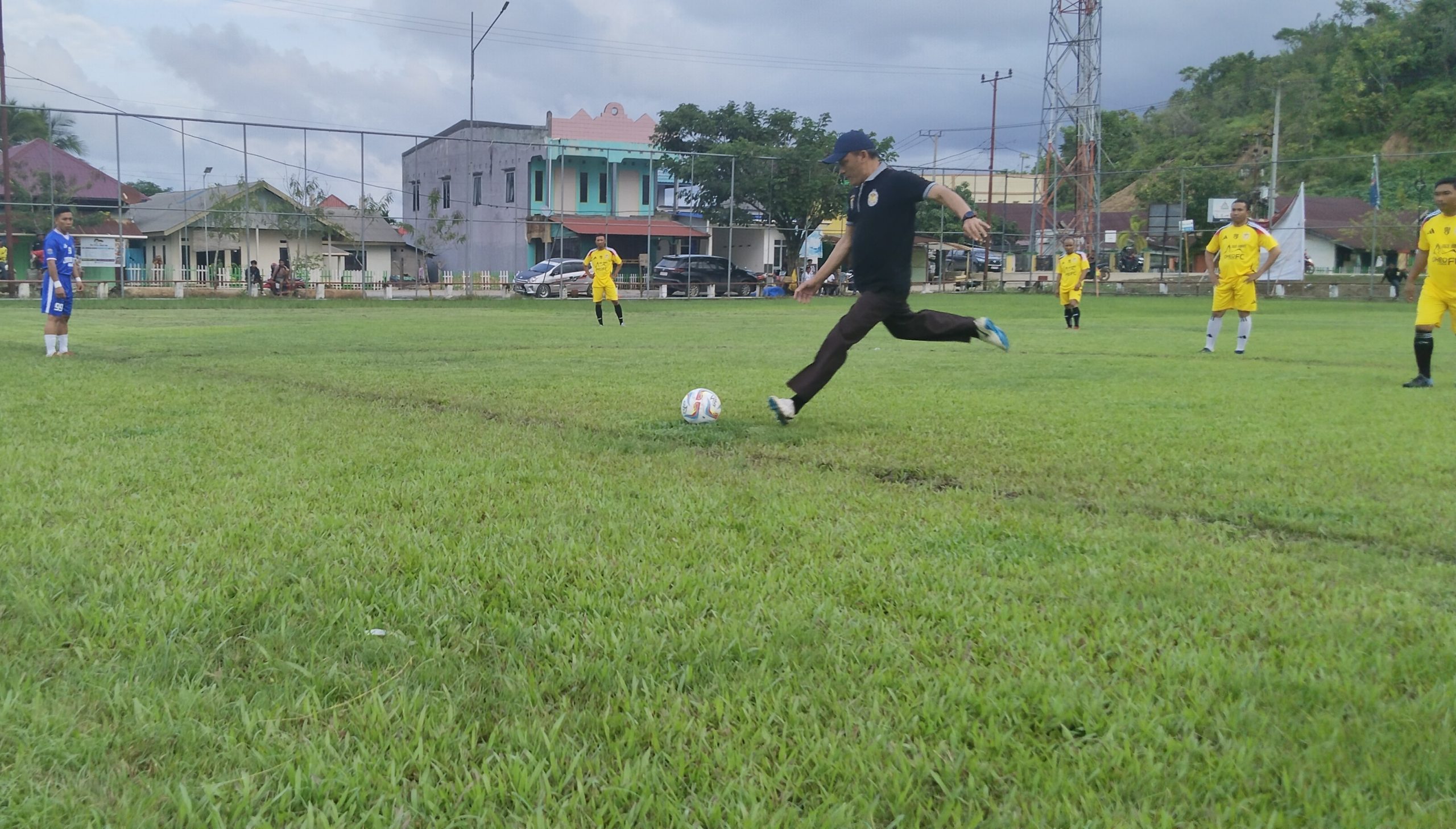 Tendangan Pertama Priyo Utomo ke Gawang Tandai Mulai Bergulirnya Kapolda Sultra Cup 2024 Zona Konawe Utara