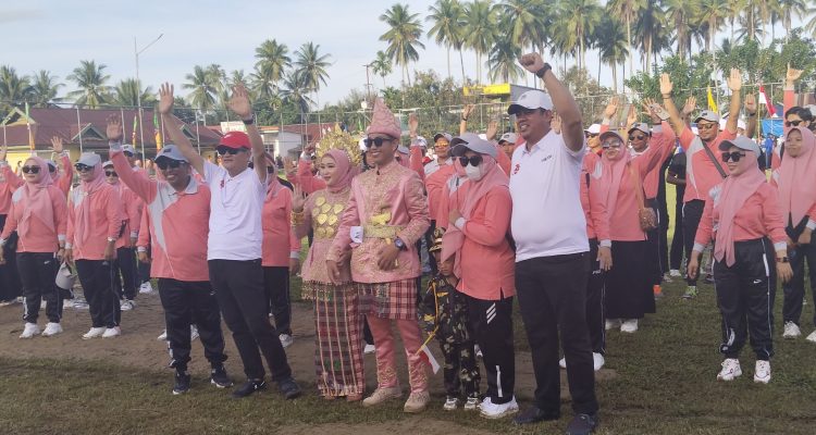 H Abuhaera Sapa Langsung Masyarakat Dalam Pembukaan Porseni HUT RI ke-79 Tingkat Kecamatan Molawe