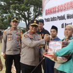 Irjen Pol Dwi Irianto Serahkan 200 Paket Bantuan Sosial Kepada Masyarakat Langgikima