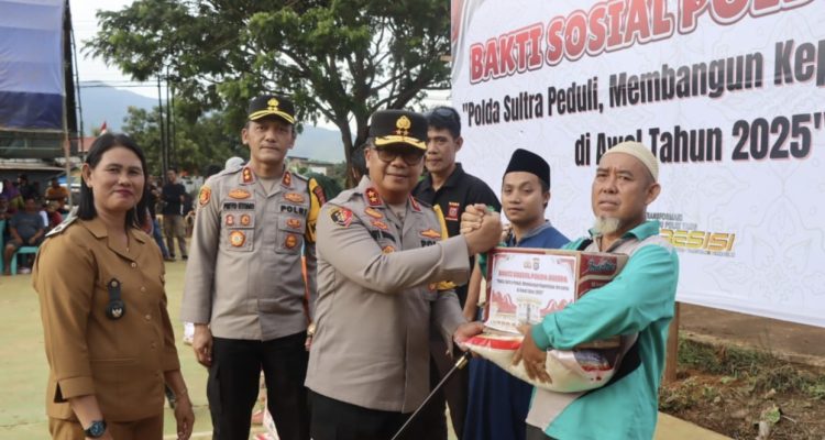 Irjen Pol Dwi Irianto Serahkan 200 Paket Bantuan Sosial Kepada Masyarakat Langgikima