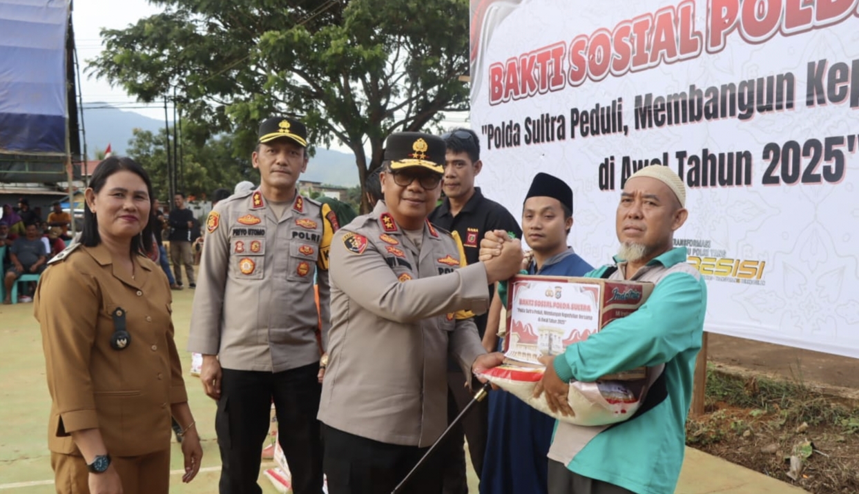 Irjen Pol Dwi Irianto Serahkan 200 Paket Bantuan Sosial Kepada Masyarakat Langgikima