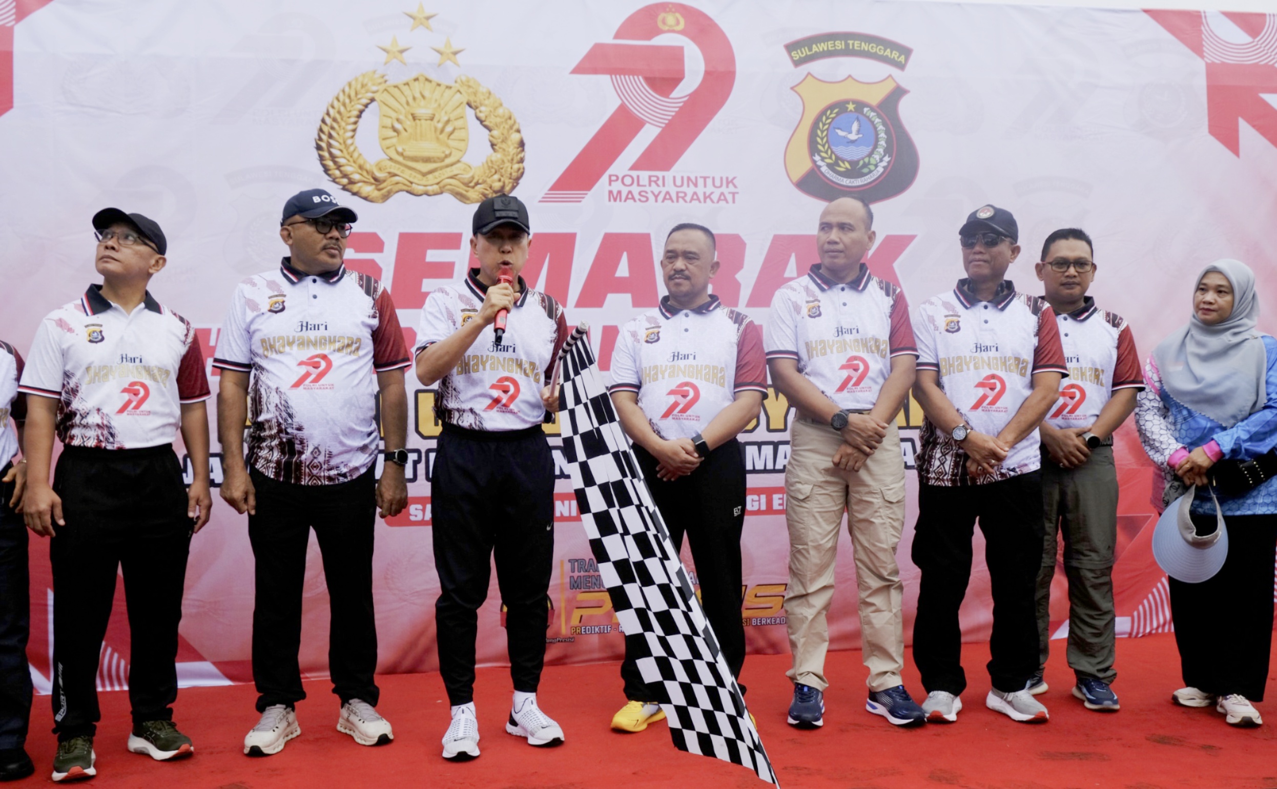 Jalan Sehat dan Senam Bersama Polda Sultra Dan Masyarakat Meriahkan Hari Bhayangkara ke-79 di Kendari