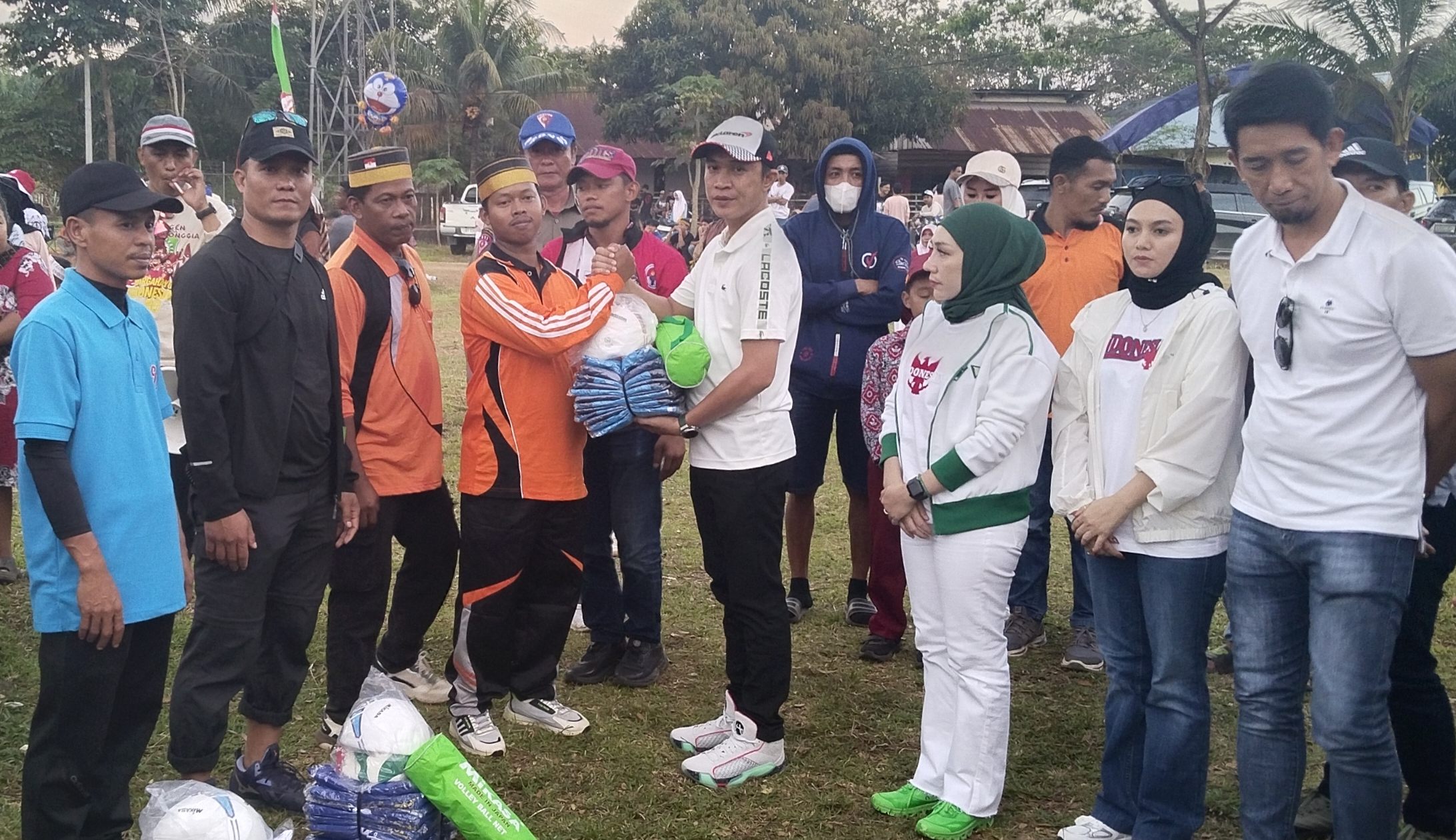 Ribuan Warga Meriahkan Pembukaan Pekan Olahraga Motui, Bupati Serahkan Bantuan Rp 25 Juta