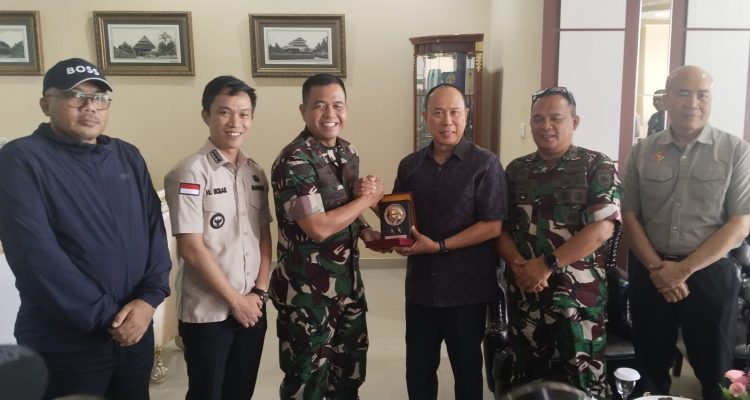 Gubernur Sultra dan Bupati Konut Sambut Danpuspenerbad di Bandara Halu Oleo