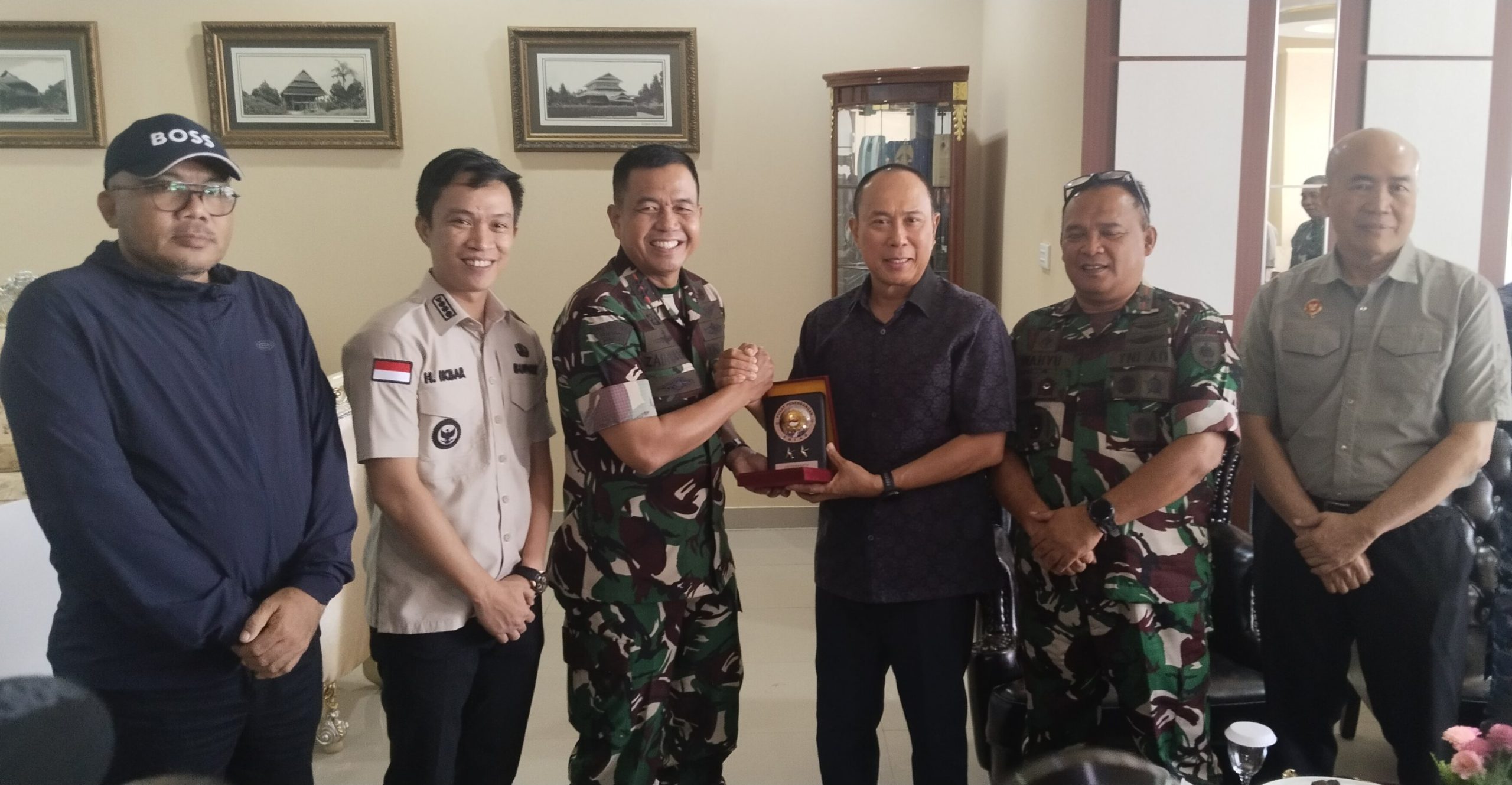 IMG_20250918_132019 Gubernur Sultra dan Bupati Konut Sambut Danpuspenerbad di Bandara Halu Oleo