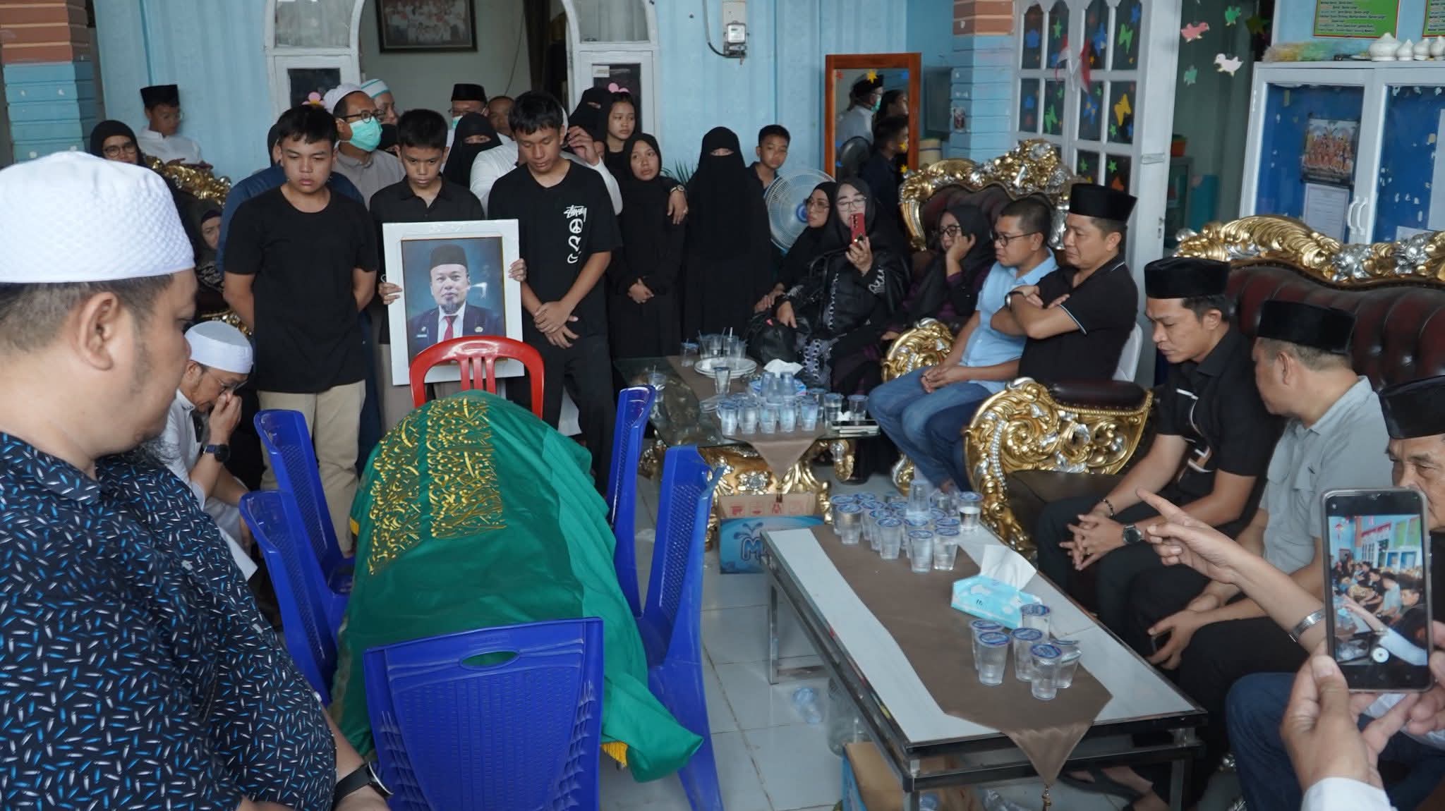 FB_IMG_1761545183215 Bupati dan Wakil Bupati Konawe Utara Iringi Kepergian Sosok Pekerja Keras, Almarhum Insanuddin Tajuddin