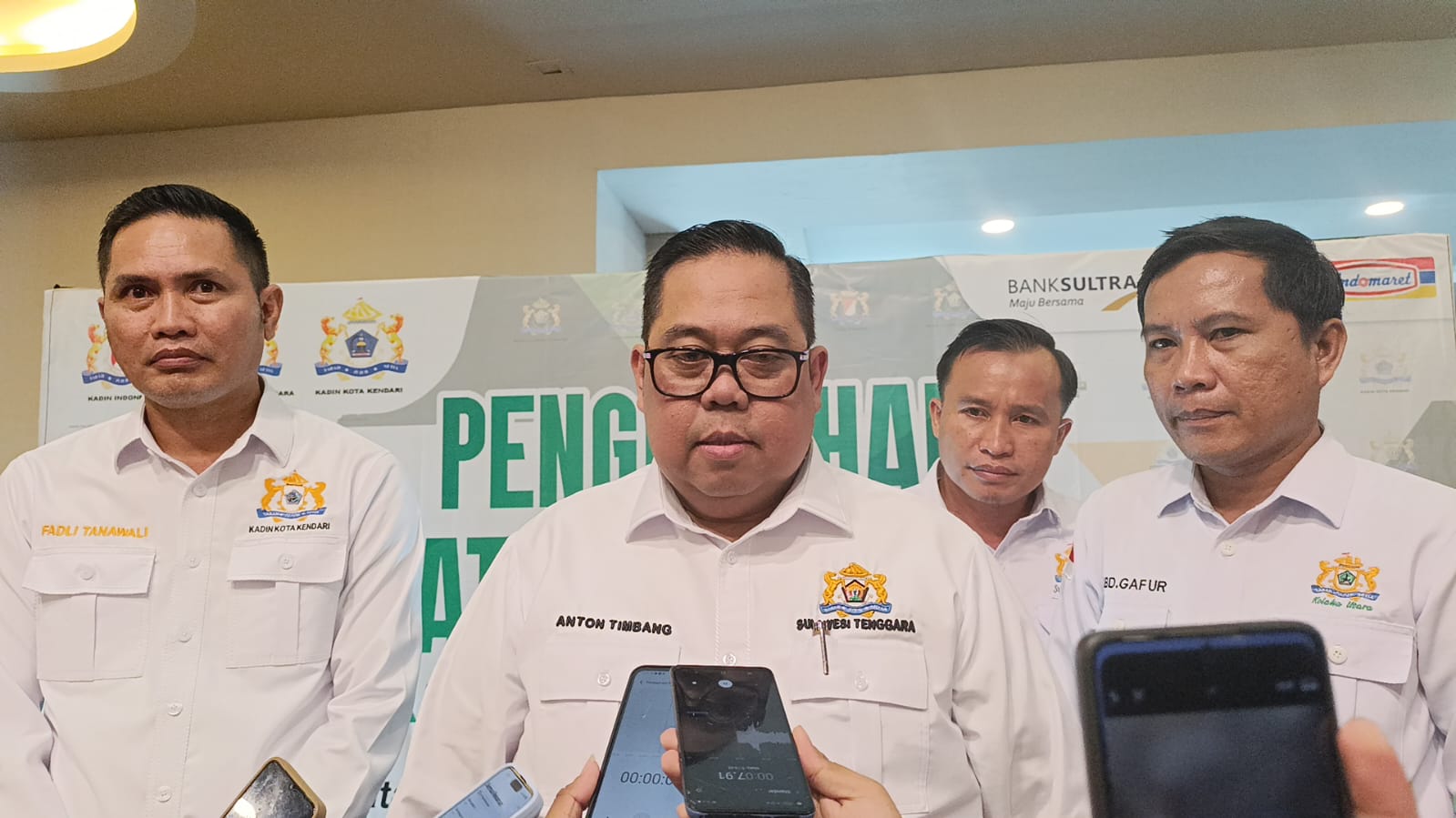 Ketua Kadin Sultra Kukuhkan Pengurus Kadin Kota Kendari Periode 2024-2029 Ketua Kadin Sultra Kukuhkan Pengurus Kadin Kota Kendari Periode 2024-2029