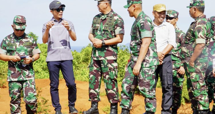 Danpus Penerbad Bersama Bupati Konut Tinjau Lokasi Pembangunan Lanudad Konasara di Langgikima