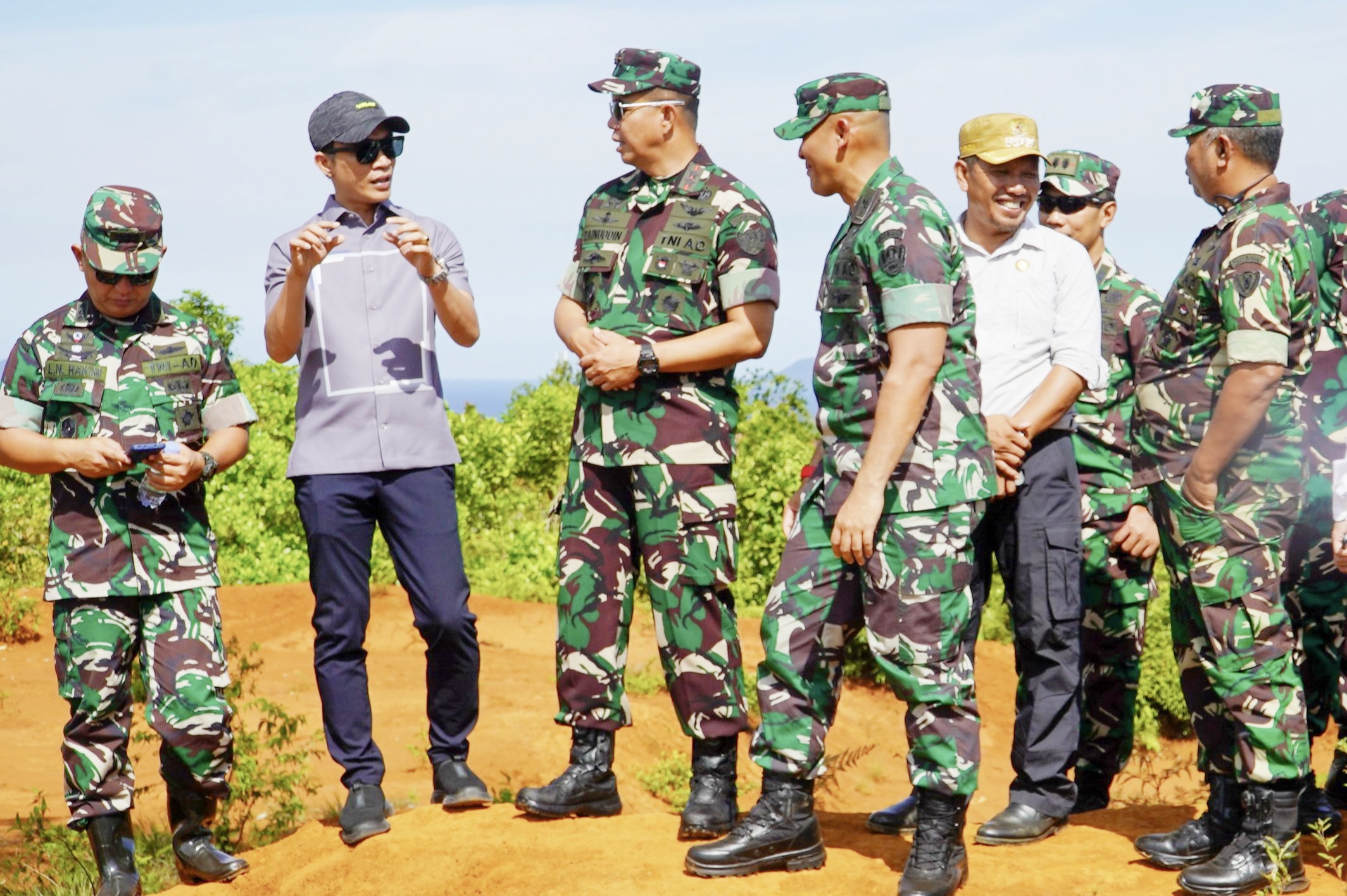 Danpus Penerbad Bersama Bupati Konut Tinjau Lokasi Pembangunan Lanudad Konasara di Langgikima