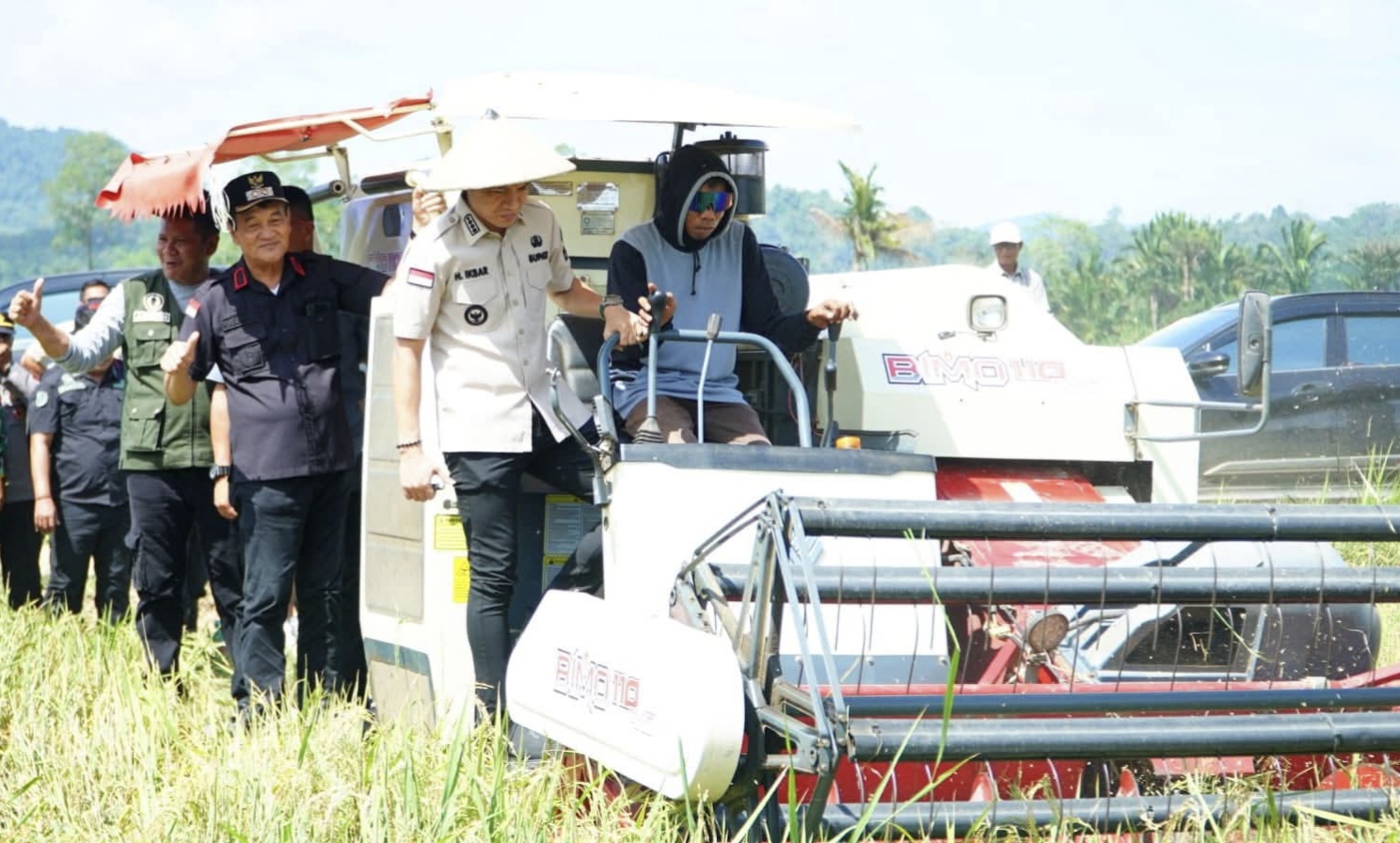 Bupati Konawe Utara Pimpin Panen Raya Padi Sawah 135 Hektare di Desa Matanggonawe