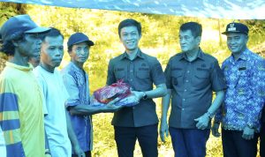 Respon Cepat, Bupati Konut Serahkan Bantuan bagi Korban Angin Puting Beliung di Desa Padalere Utama