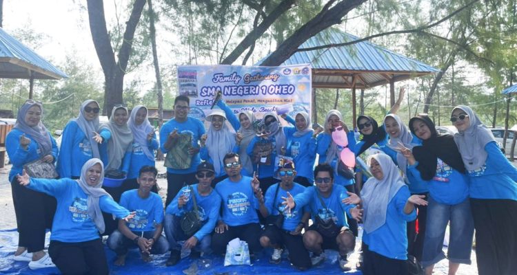 Hangatkan Kebersamaan, Keluarga Besar SMAN 1 Oheo Gelar Family Gathering di Pantai Wale