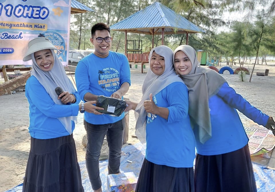 Hangatkan Kebersamaan, Keluarga Besar SMAN 1 Oheo Gelar Family Gathering di Pantai Wale