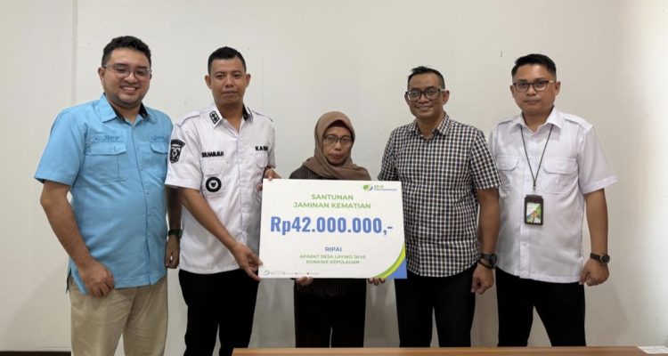 Kades Laywo Jaya Teguhkan “Budaya Melindungi”, Serahkan Santunan Kematian BPJS Ketenagakerjaan Untuk Aparat Desa